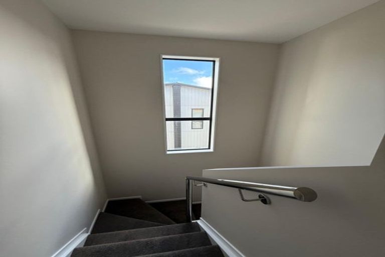 Photo of property in 16 Don Oliver Lane, Glen Eden, 0602