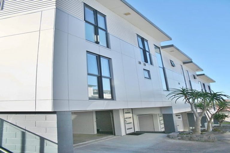 Photo of property in 16b Woodall Place, Totara Vale, Auckland, 0627