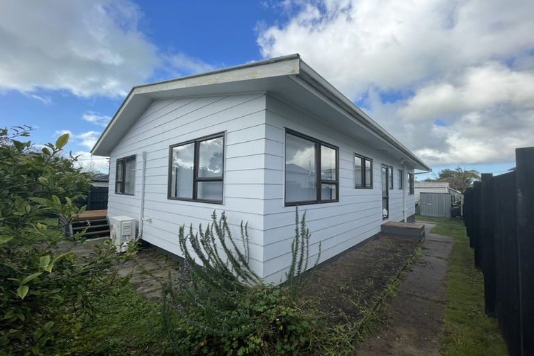 Photo of property in 1/94 Roberts Road, Te Atatu South, Auckland, 0610