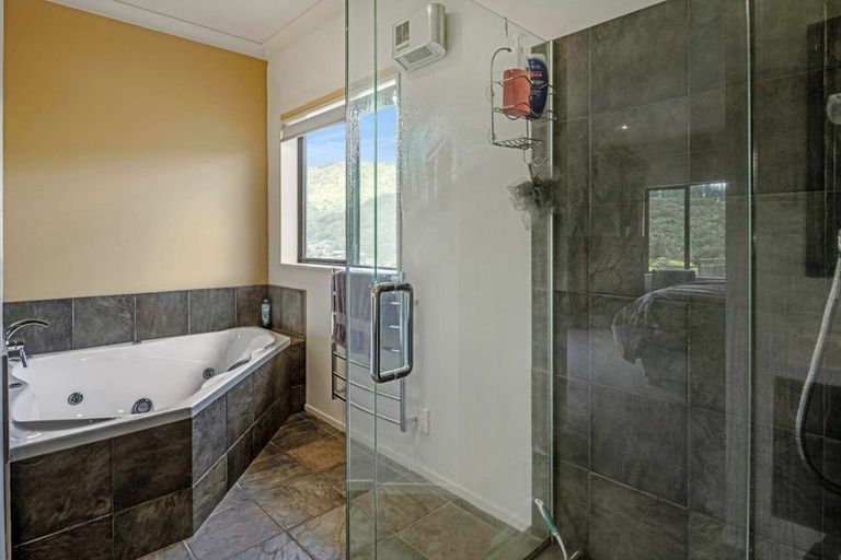 Photo of property in 24 Harbour View Heights, Picton, 7220