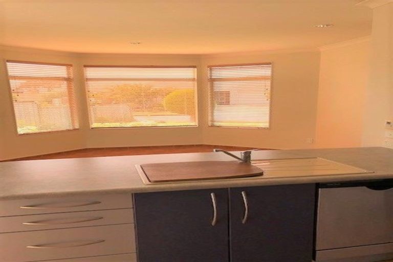 Photo of property in 20 Quadrant Heights, Paraparaumu, 5032