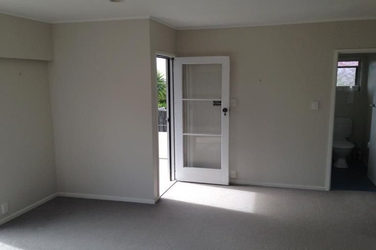Photo of property in 14 Holdaway Avenue, Northcote, Auckland, 0627