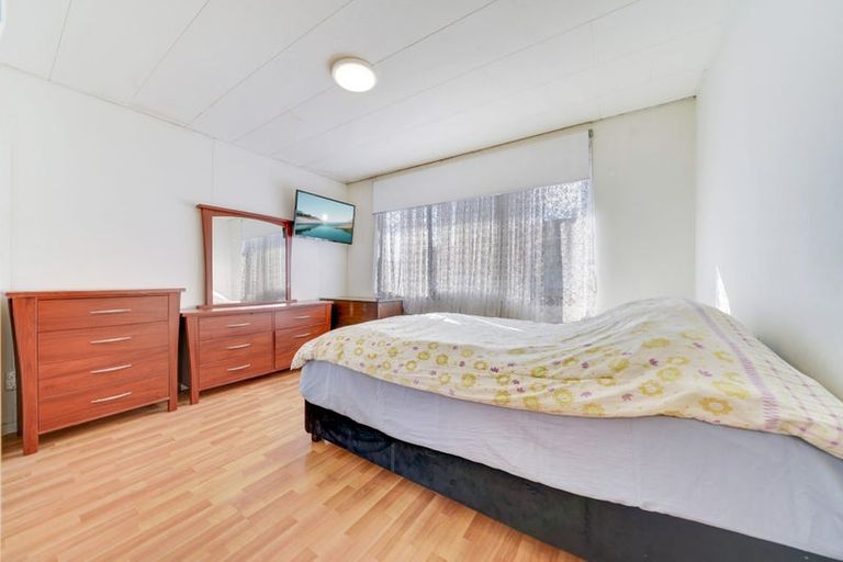 Photo of property in 1b Bamboo Grove, Kelston, Auckland, 0602