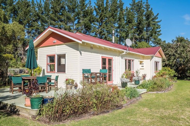 Photo of property in 25 Derham Road, Te Horo, Otaki, 5581