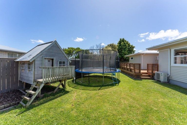 Photo of property in 8 Essex Place, Milson, Palmerston North, 4414
