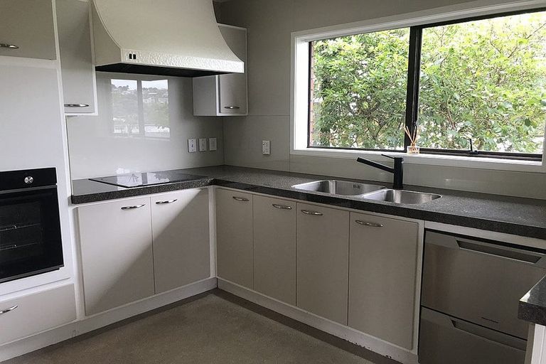 Photo of property in 2/4 Penning Road, Castor Bay, Auckland, 0620