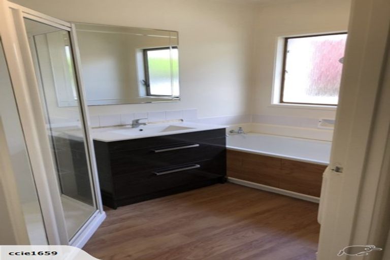 Photo of property in 14 Teviot Place, Totara Vale, Auckland, 0629