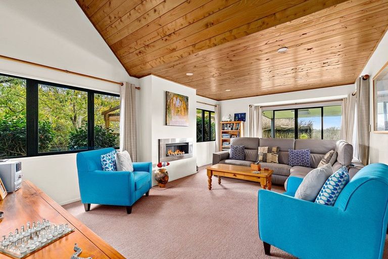 Photo of property in 660 Waitakere Road, Kumeu, 0891