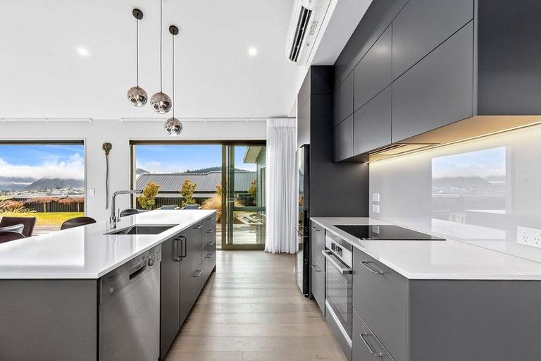 Photo of property in 8 The Heights Avenue, Wanaka, 9305