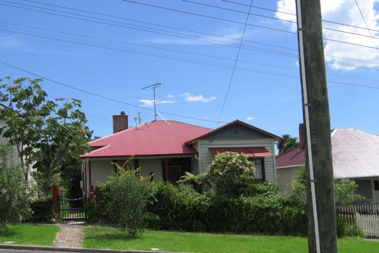 Photo of property in 37 Kiwi Road, Stanley Point, Auckland, 0624