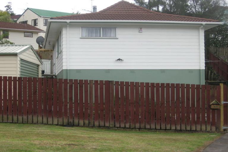 Photo of property in 32 Trias Road, Totara Vale, Auckland, 0629