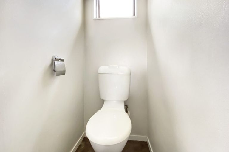 Photo of property in 1/23 Flaunty Place, West Harbour, Auckland, 0618