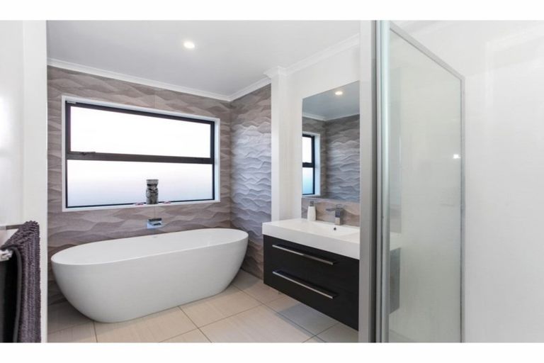 Photo of property in 16 Little Oaks Drive, Yaldhurst, Christchurch, 8042