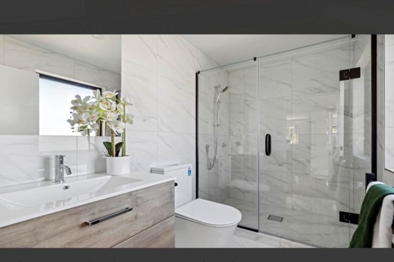 Photo of property in 12 Woodhouse Place, West Harbour, Auckland, 0618