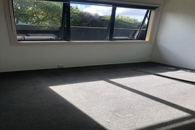 Photo of property in 1/125a Birkdale Road, Birkdale, Auckland, 0626