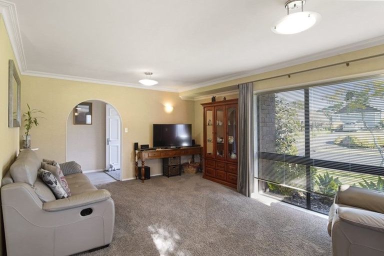 Photo of property in 13 Voltaire Court, Botany Downs, Auckland, 2010