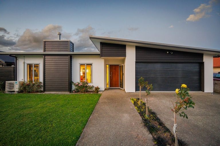 Photo of property in 3 D'urville Place, Kelvin Grove, Palmerston North, 4414