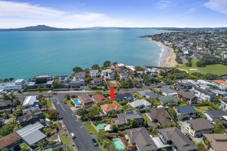 Photo of property in 3/32 Beach Road, Castor Bay, Auckland, 0620