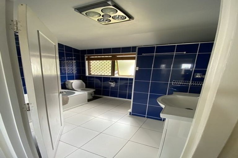 Photo of property in 1/13 Saddleback Rise, Murrays Bay, Auckland, 0630