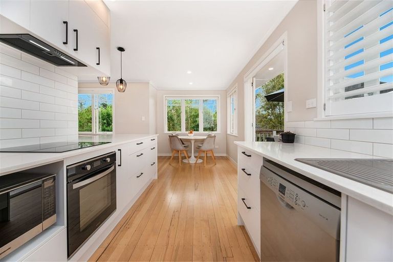 Photo of property in 7 Beazley Place, Glendene, Auckland, 0602