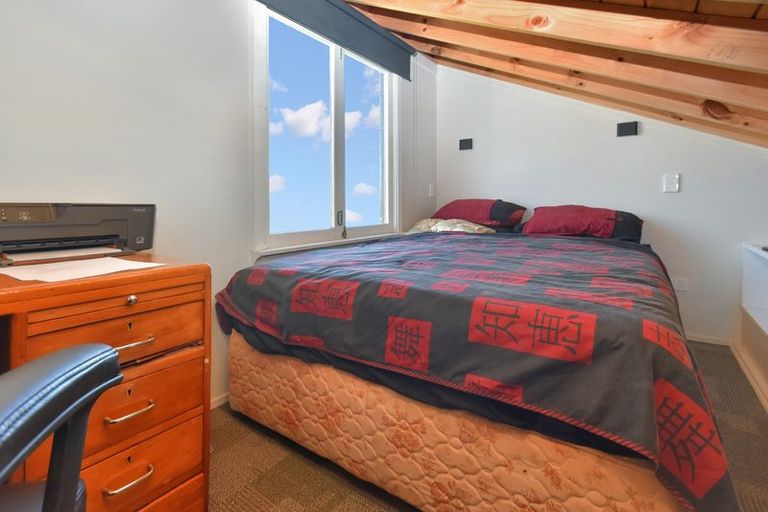 Photo of property in 8 Hobsonville Road, West Harbour, Auckland, 0618