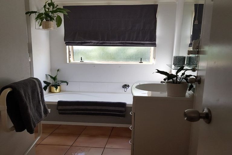 Photo of property in 2/18 Ocean View Road, Hatfields Beach, Orewa, 0931