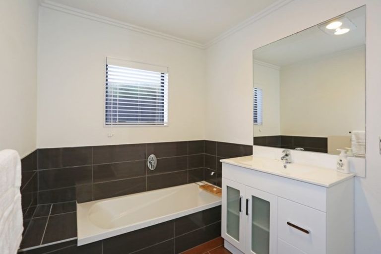 Photo of property in 23 Edgewater Parade, Waiuku, 2123