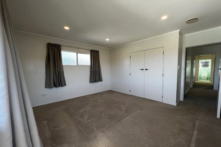 Photo of property in 2/39 Camrose Place, Glenfield, Auckland, 0629