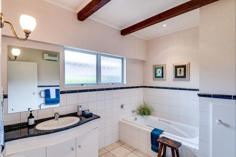 Photo of property in 32 Saint Hill Lane, Havelock North, 4130