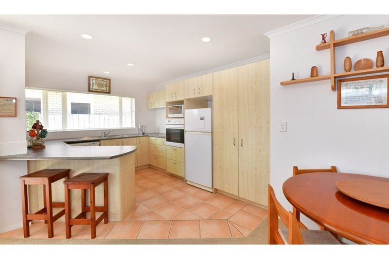 Photo of property in 6a Doment Crescent, Orewa, 0931