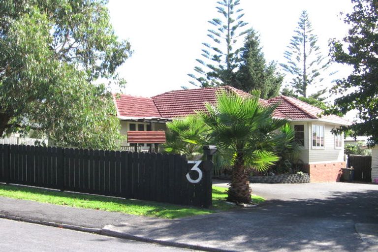 Photo of property in 3 Holman Road, Te Atatu Peninsula, Auckland, 0610