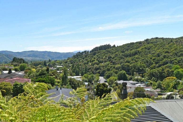 Photo of property in 12 Wyndham Road, Pinehaven, Upper Hutt, 5019