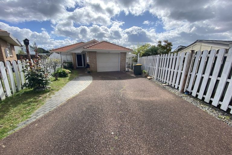 Photo of property in 24a Martin Jugum Lane, Ranui, Auckland, 0612