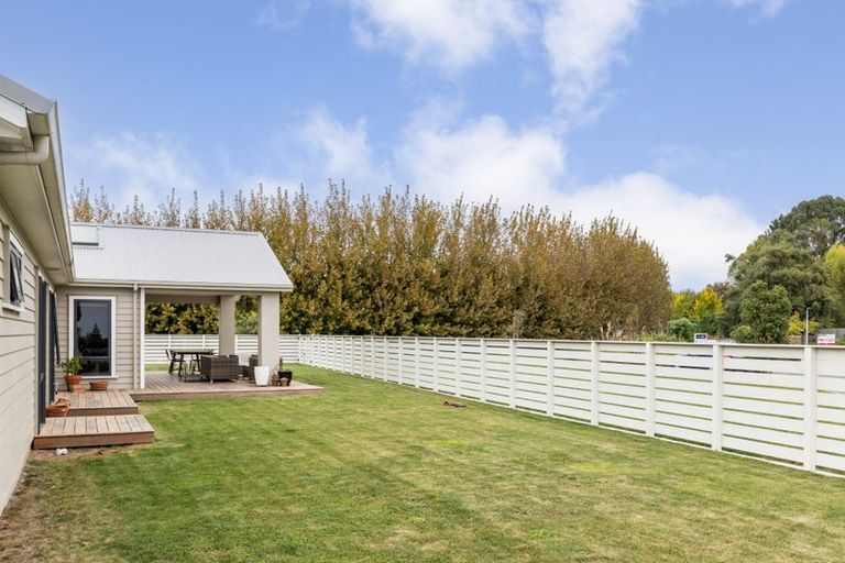 Photo of property in 2 Willowbrook Place, Clive, 4102