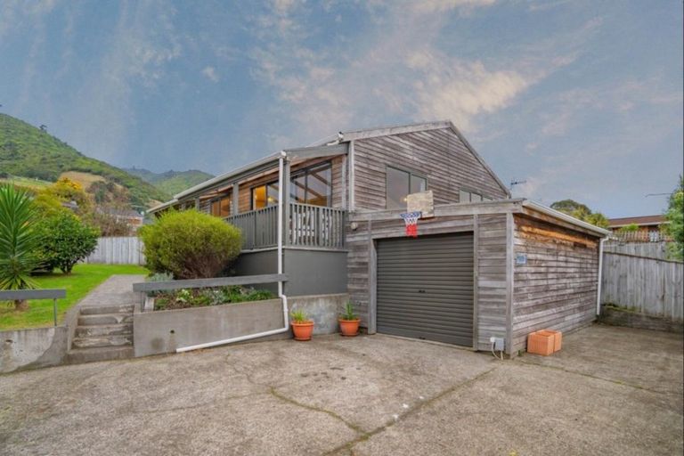 Photo of property in 19a Huia Street, Waikanae, 5036