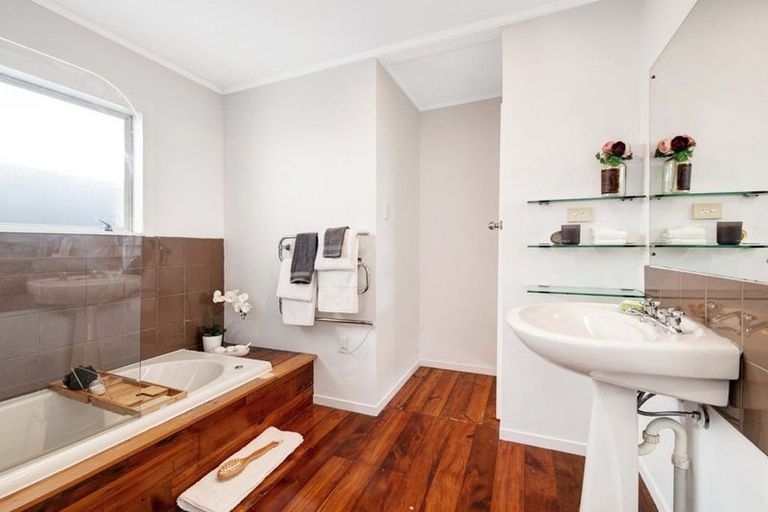 Photo of property in 1099 Whangaparaoa Road, Tindalls Beach, Whangaparaoa, 0930