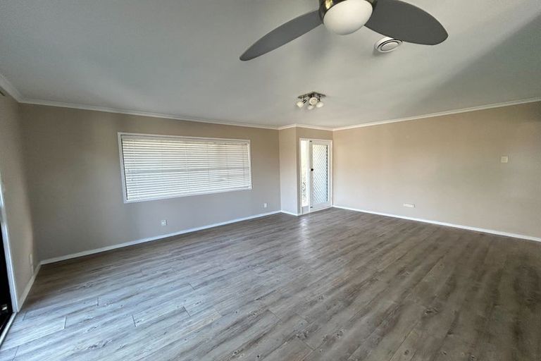 Photo of property in 17 Tomintoul Place, Highland Park, Auckland, 2010