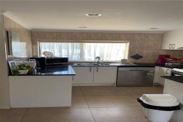 Photo of property in 24 Moor Avenue, Te Atatu Peninsula, Auckland, 0610