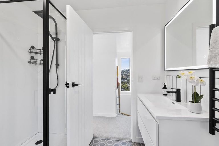 Photo of property in 3 Doris Gordon Crescent, Crofton Downs, Wellington, 6035