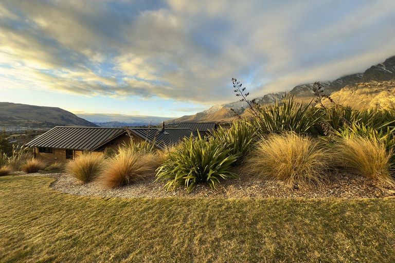 Photo of property in 6a Kinross Lane, Jacks Point, Queenstown, 9371