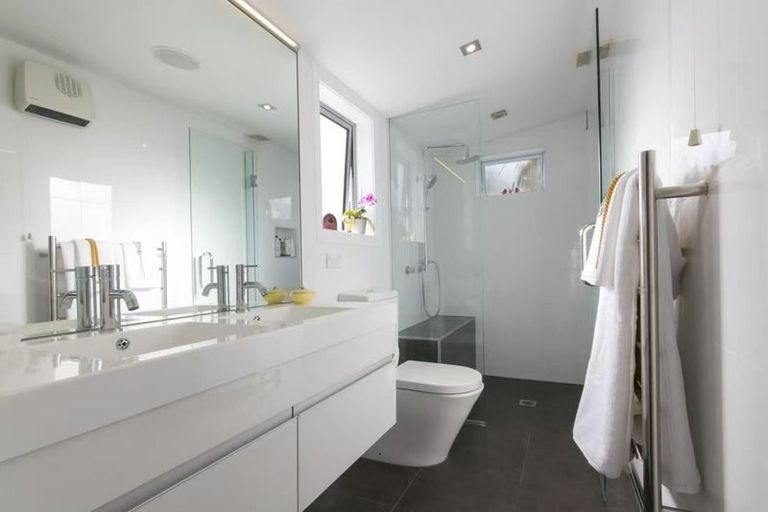 Photo of property in 124 Golf Road, New Lynn, Auckland, 0600