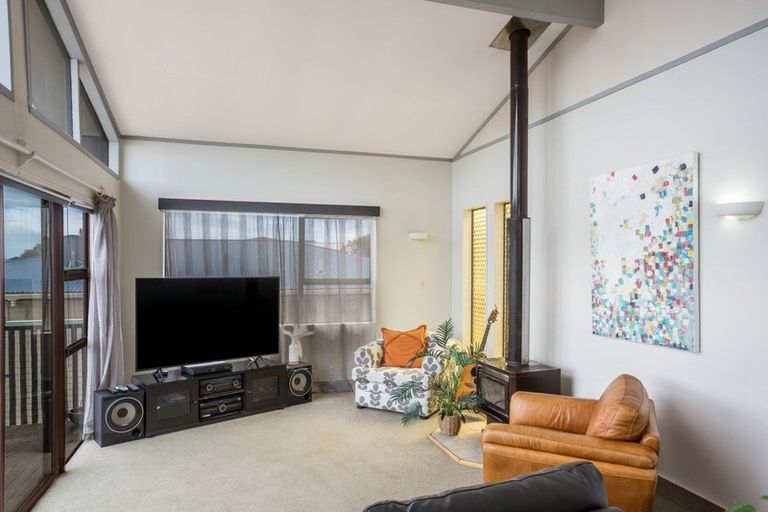 Photo of property in 106 Gloaming Hill, Titahi Bay, Porirua, 5022