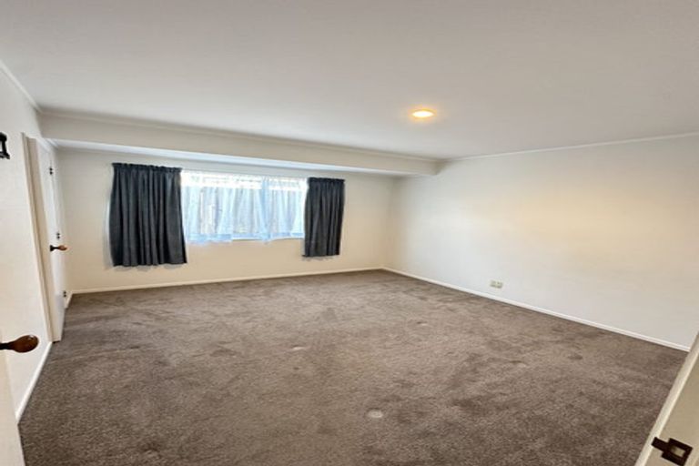 Photo of property in 34 Highland Park Drive, Highland Park, Auckland, 2010