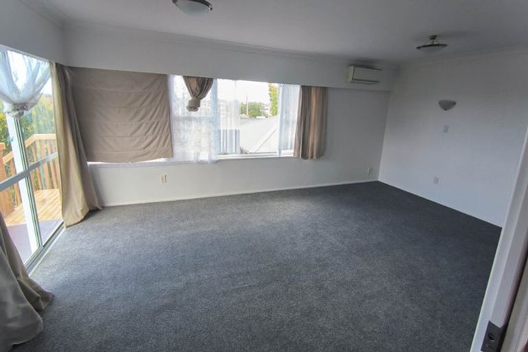 Photo of property in 327 Wairau Road, Totara Vale, Auckland, 0627