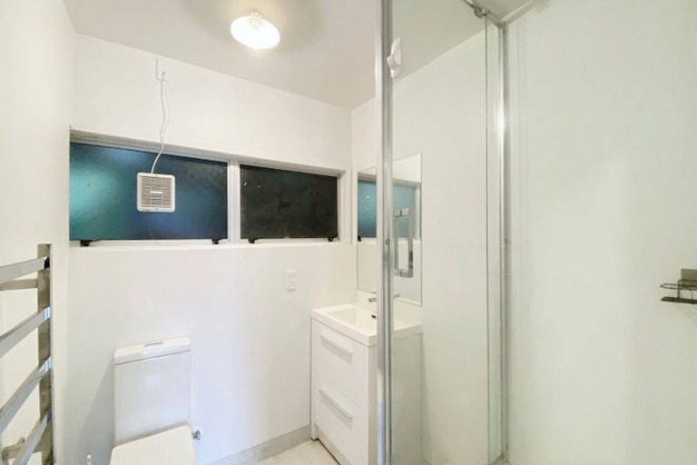 Photo of property in 27 Malters Place, Browns Bay, Auckland, 0630