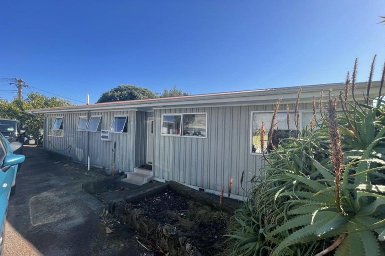 Photo of property in 10 Glenn Street, Castlecliff, Whanganui, 4501