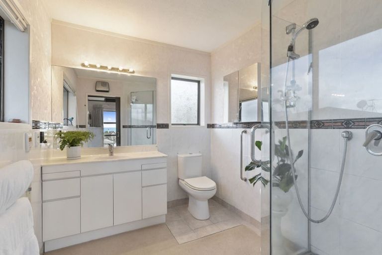 Photo of property in 31 Ridge Road, Waiake, Auckland, 0630