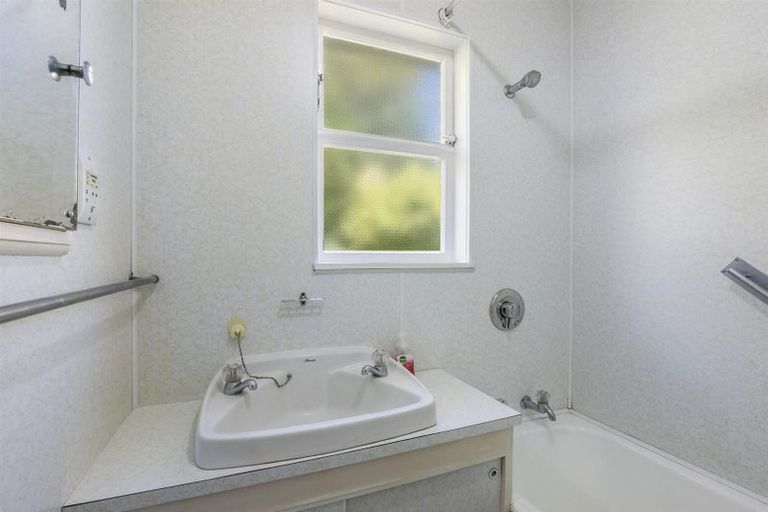 Photo of property in 41 Hampton Hill Road, Tawa, Wellington, 5028