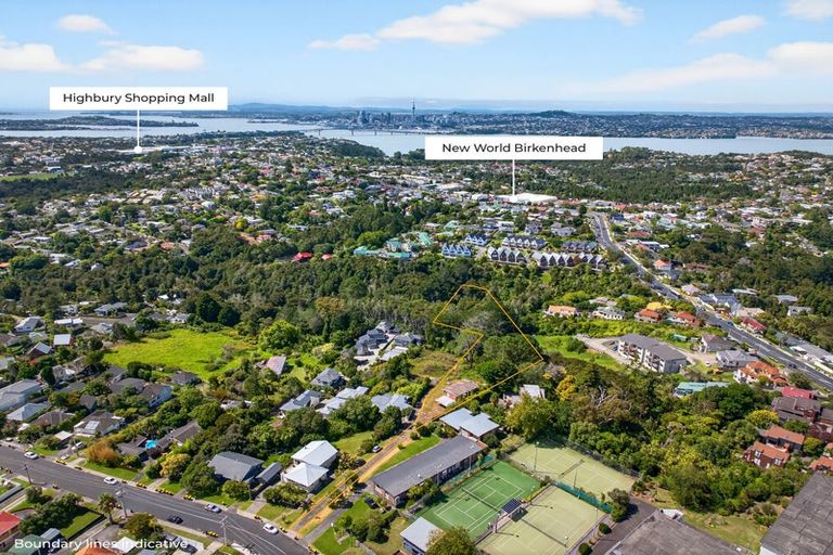 Photo of property in 5 Verran Road, Birkenhead, Auckland, 0626