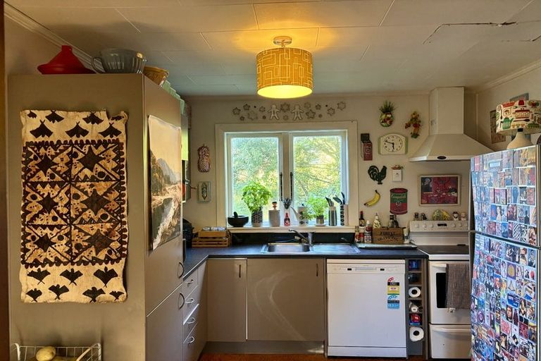 Photo of property in 48 Pinehaven Road, Pinehaven, Upper Hutt, 5019